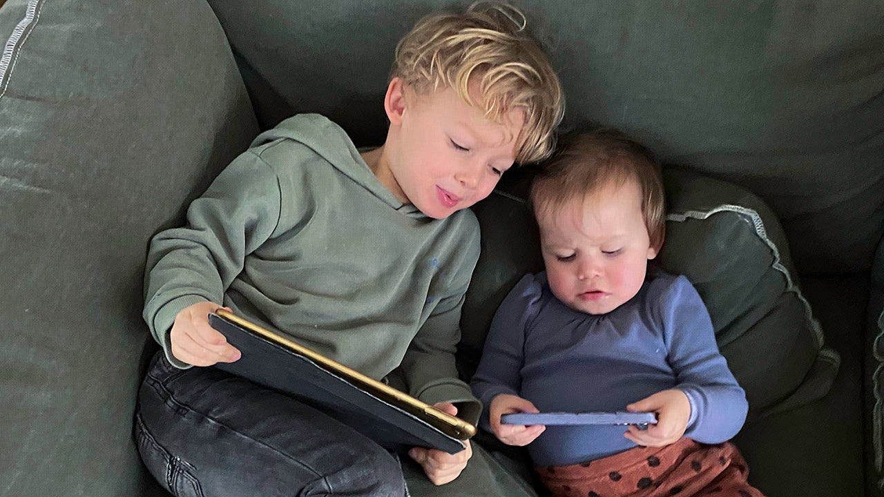 screen time for kids under 2 linked to sensory differences in toddlerhood