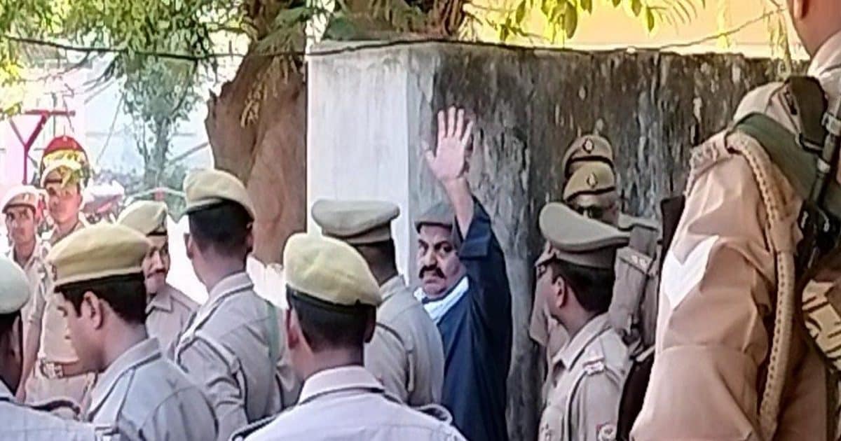 28 घंटे के सफर के बाद साबरमती से नैनी सेंट्रल जेल पहुंचा अतीक अहमद, हाई सिक्योरिटी बैरक में कटेगी रात, पेशी कल