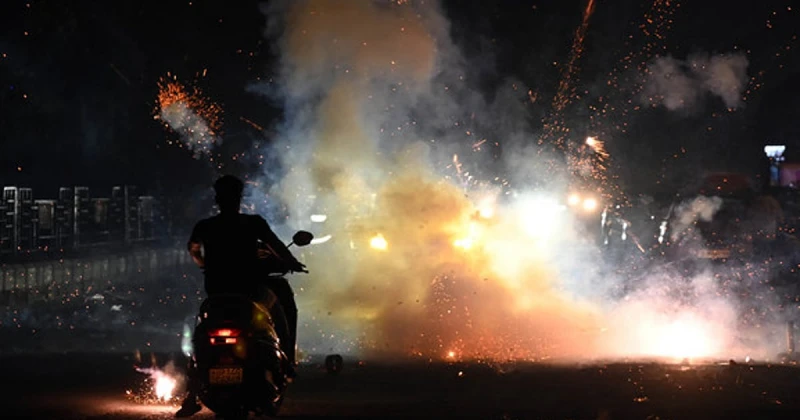 Air quality deteriorates in Kolkata, Howrah on Kali Puja night due to firecracker bursting