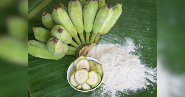 Kaccha kela khane ke fayde raw banana health benefits which fruit is best for diabetes and cancer | कैंसर और ब्लड शुगर दोनों पर भारी पड़ेगा कच्चा केला! एक्सपर्ट्स ने बताया इसका सही फायदा