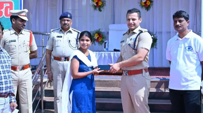 Kurnool SP Siddarth Kaushal held the 4th phase of the phone recovery mela in Kurnool on Sunday. He handed over 1,924 lost mobile phones worth to the victims (Image Source: Twitter)