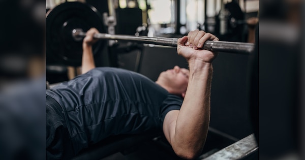 Man narrowly escaped death while doing bench press in gym do not make these mistakes while doing exercises | जिम में वेटलिफ्टिंग के दौरान बड़ा हादसा, बेंच प्रेस करते समय बाल-बाल बची युवक की जान! आप न करें ऐसी गलती