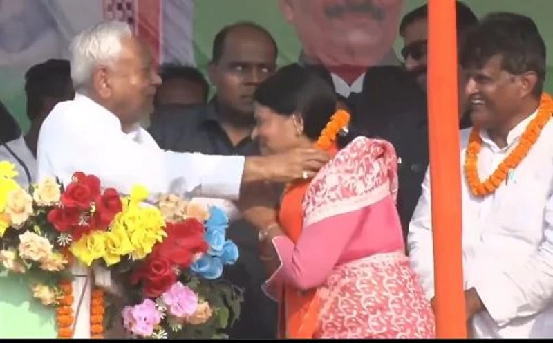 Nitish garlands female candidate at Bihar poll rally, sparks discussion on his mental health