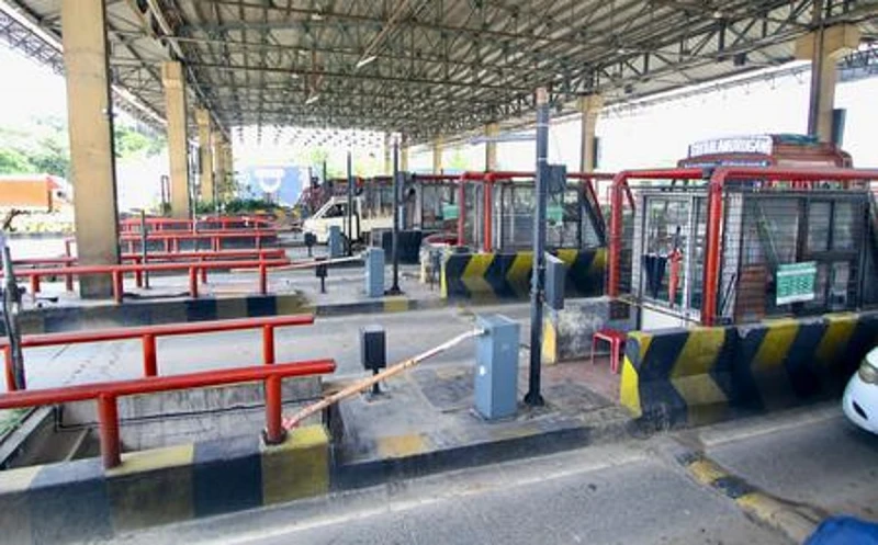 Thousands get free pass at Fatehbad Toll Plaza as workers protest denial of Diwali bonus