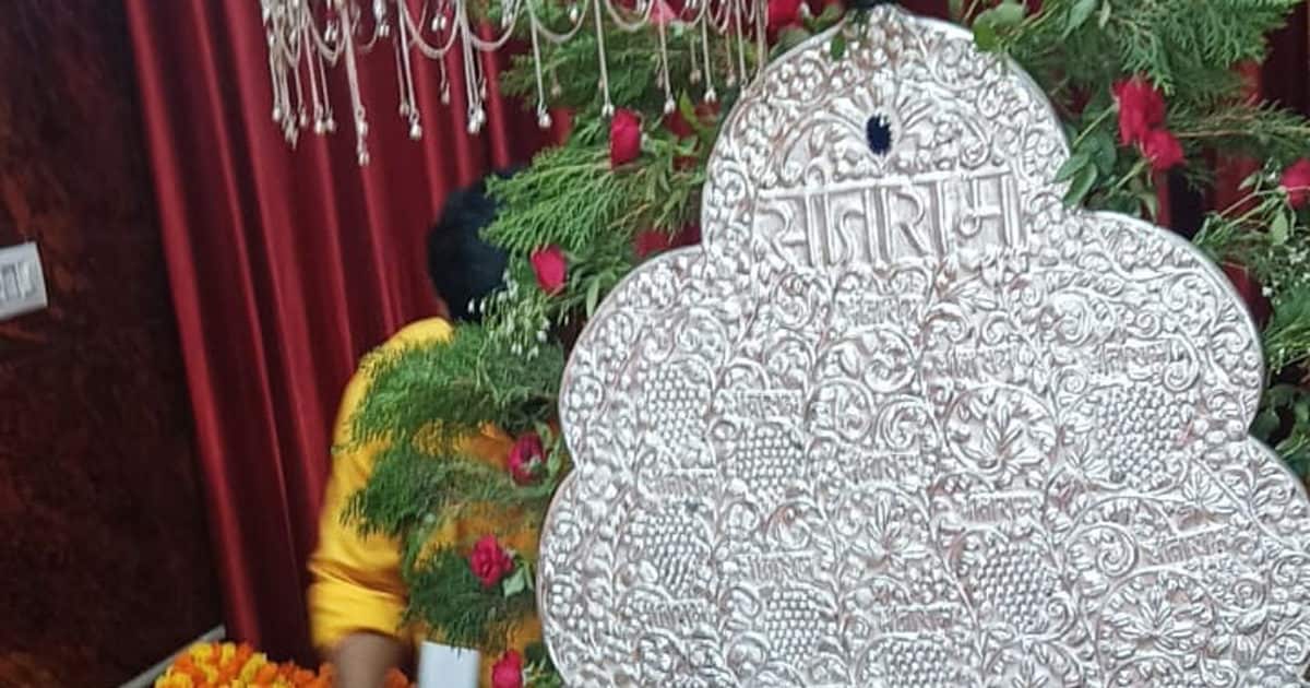 लखनऊ के इस हनुमान मंदिर में भक्तों ने चढ़ाया...चांदी का सिंहासन, सब तरफ लिख सीताराम
