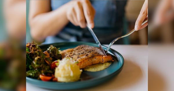 what is the ideal time to have dinner and know its benefits raat ka khana kitne baje kare | लेट डिनर की आदत, नींद, वजन और हाजमा एकसाथ खराब, जानें क्या है खाने का सही वक्त